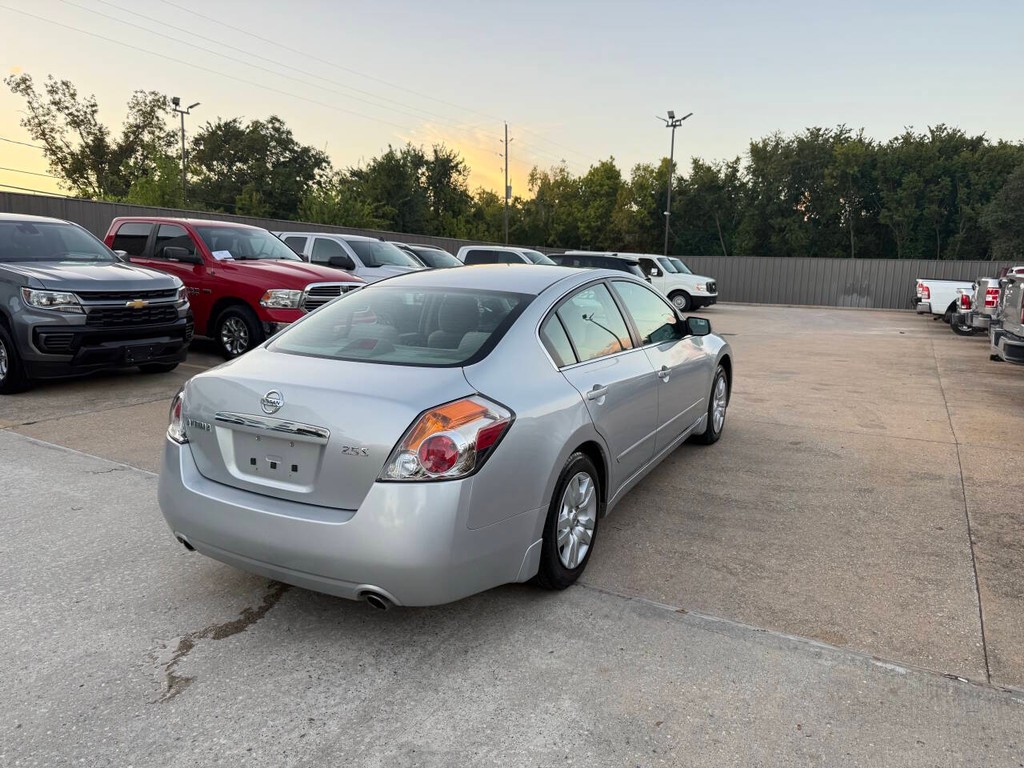 Nissan Altima Vehicle Full-screen Gallery Image 05