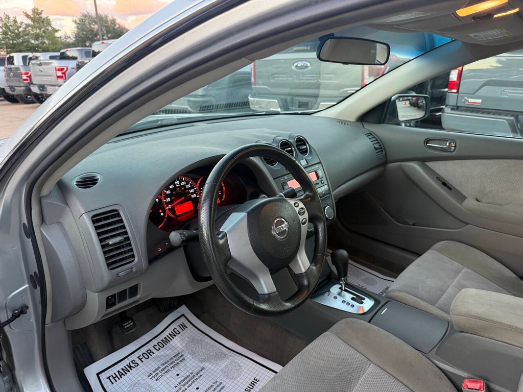 Nissan Altima Vehicle Full-screen Gallery Image 06