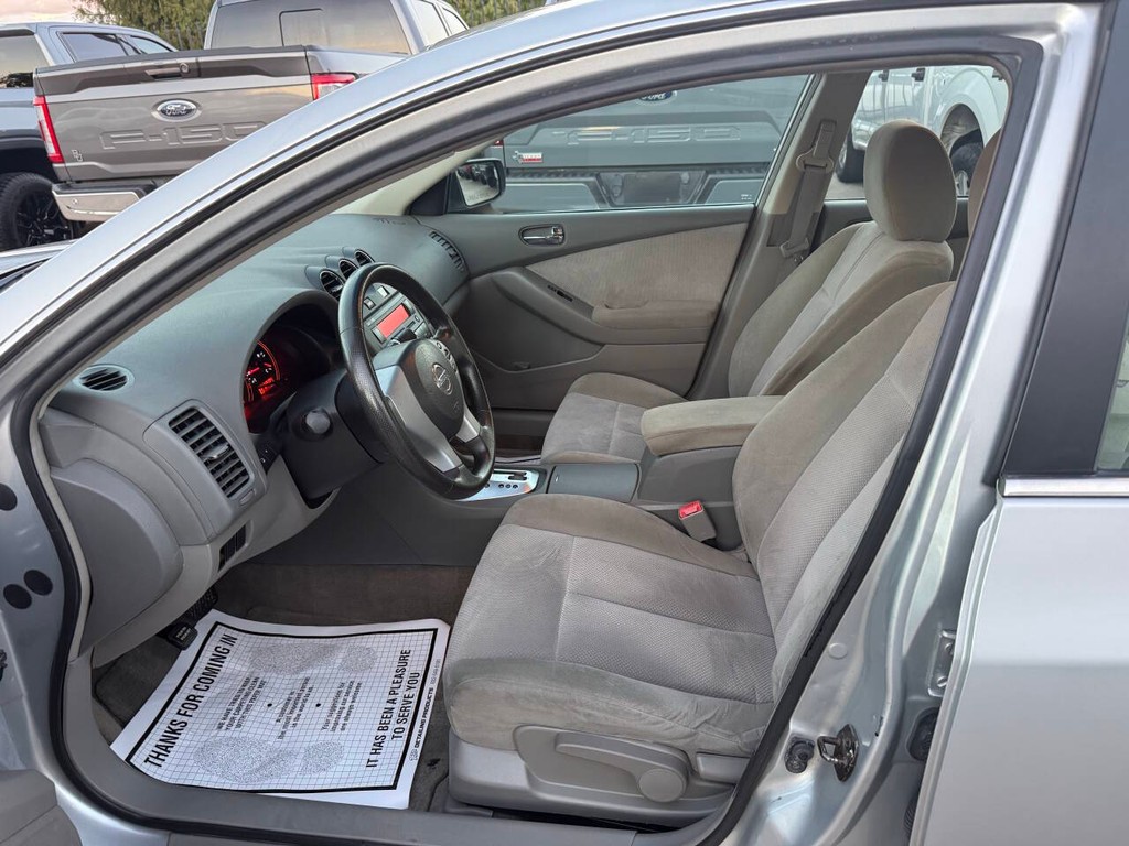 Nissan Altima Vehicle Full-screen Gallery Image 07