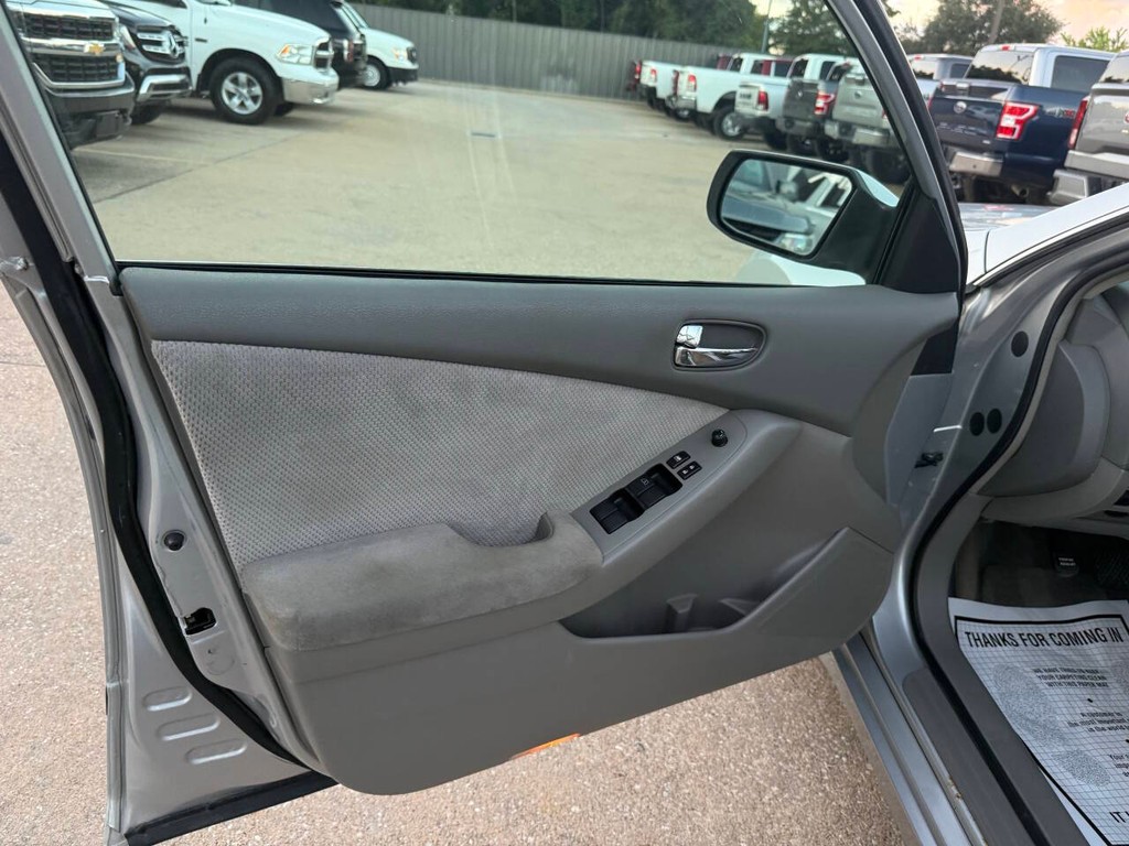 Nissan Altima Vehicle Full-screen Gallery Image 08