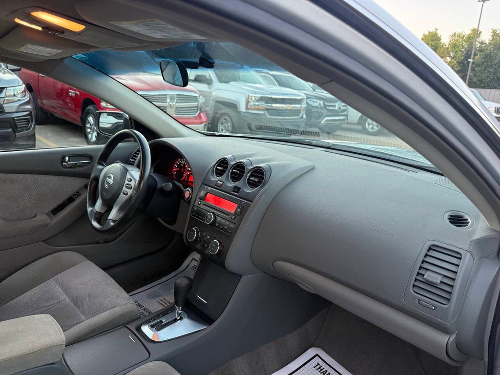 Nissan Altima Vehicle Full-screen Gallery Image 09