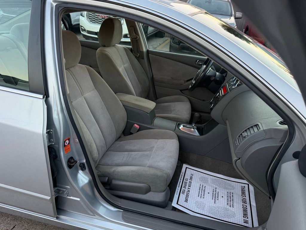 Nissan Altima Vehicle Full-screen Gallery Image 10