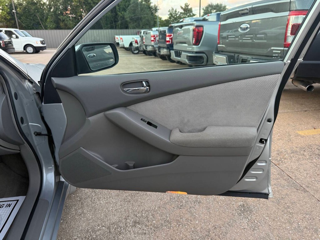 Nissan Altima Vehicle Full-screen Gallery Image 11