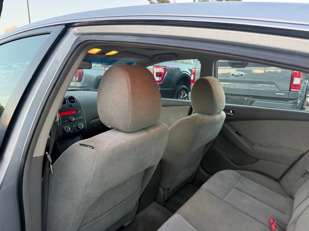 Nissan Altima Vehicle Full-screen Gallery Image 12