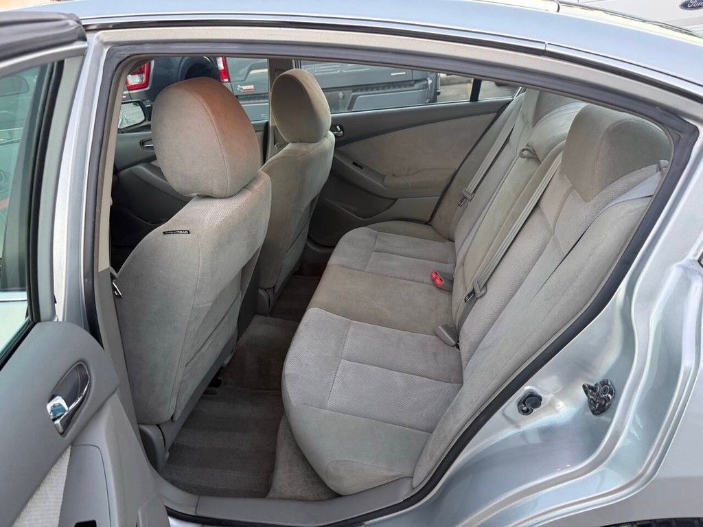 Nissan Altima Vehicle Full-screen Gallery Image 13