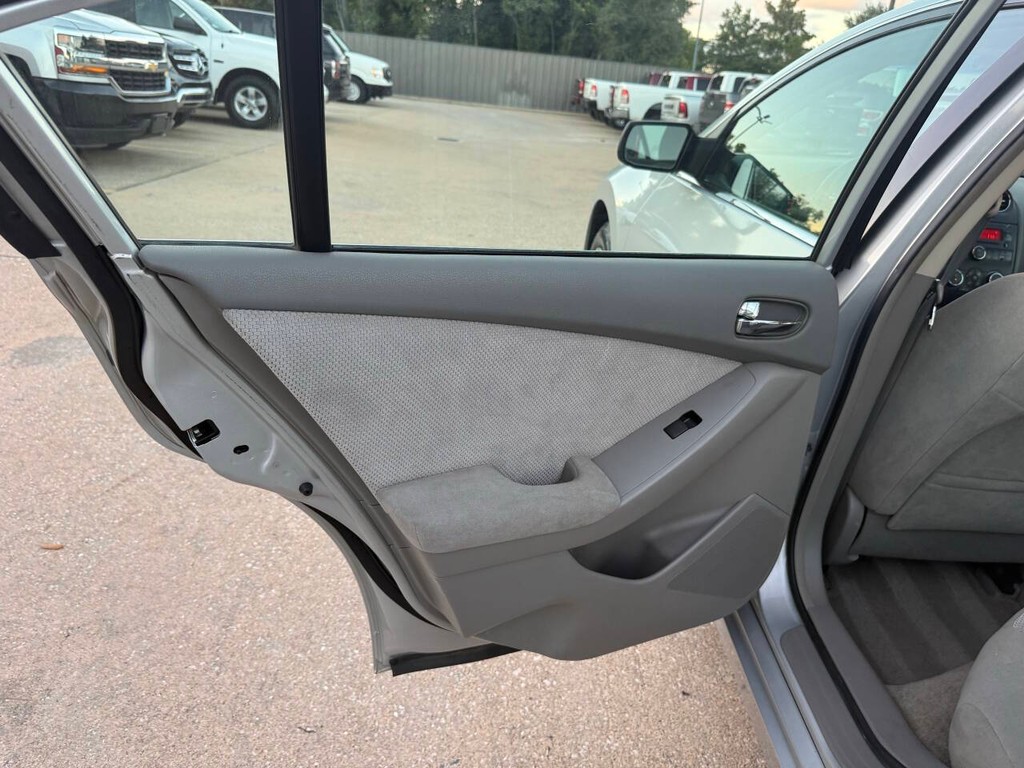 Nissan Altima Vehicle Full-screen Gallery Image 14