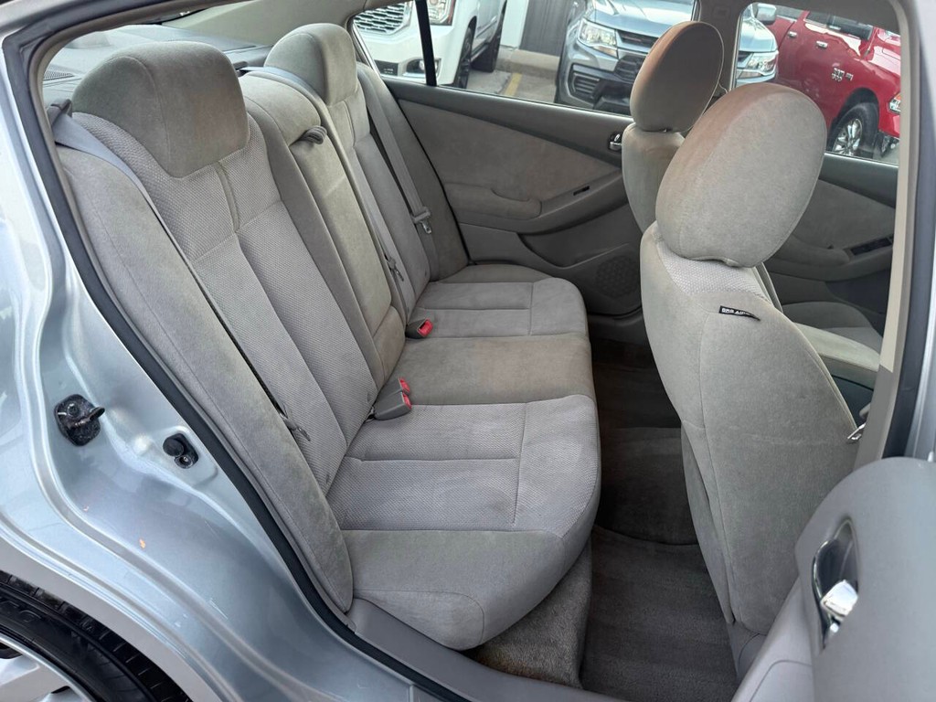 Nissan Altima Vehicle Full-screen Gallery Image 15