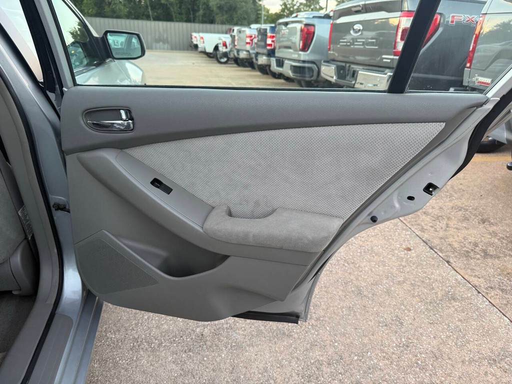 Nissan Altima Vehicle Full-screen Gallery Image 16