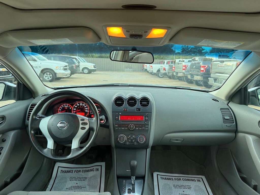 Nissan Altima Vehicle Full-screen Gallery Image 17