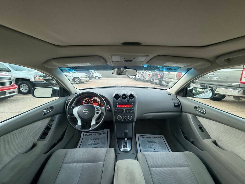 Nissan Altima Vehicle Full-screen Gallery Image 18