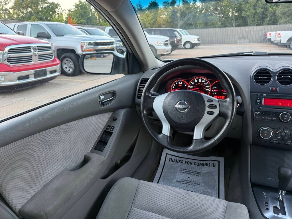 Nissan Altima Vehicle Full-screen Gallery Image 19