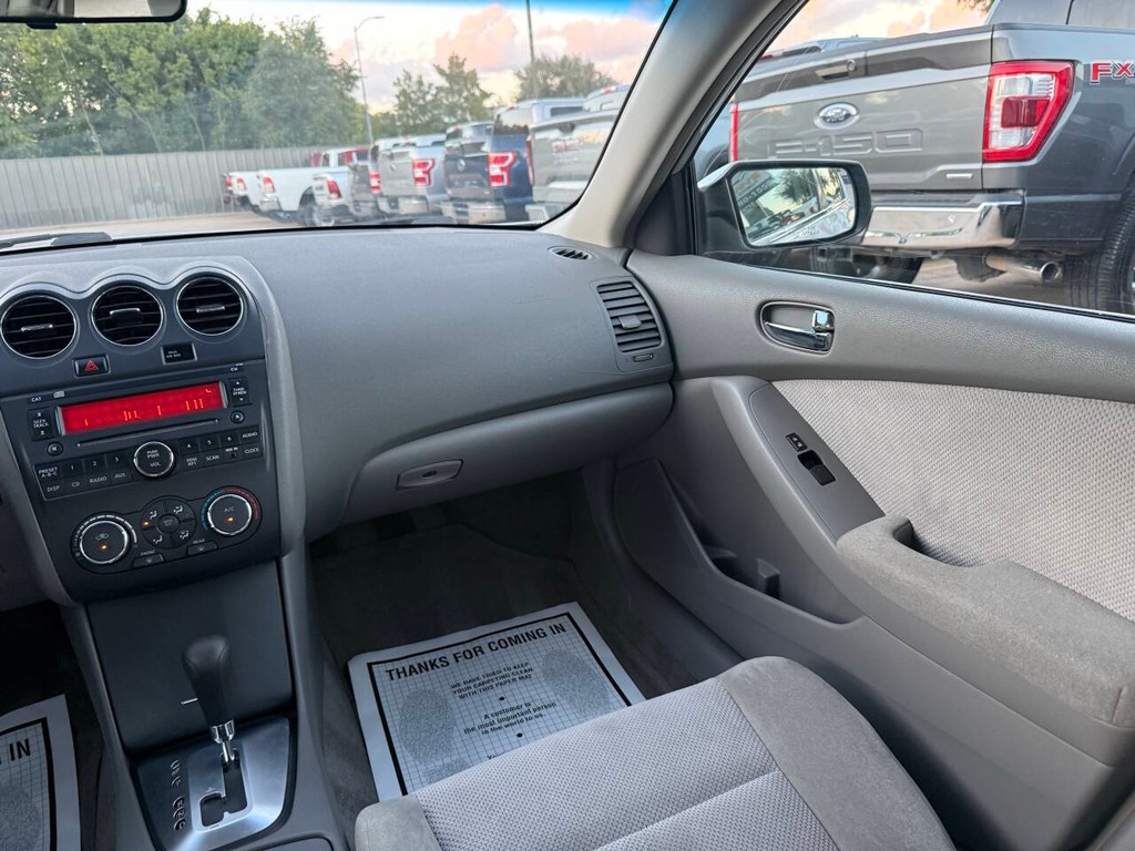 Nissan Altima Vehicle Full-screen Gallery Image 20