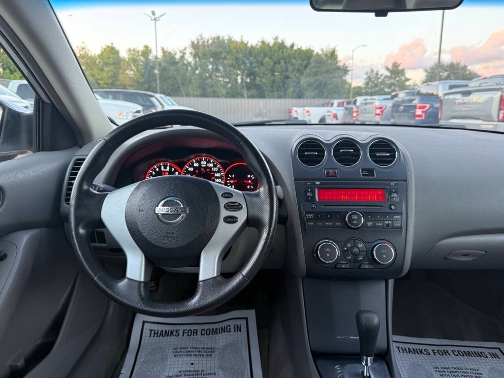 Nissan Altima Vehicle Full-screen Gallery Image 21