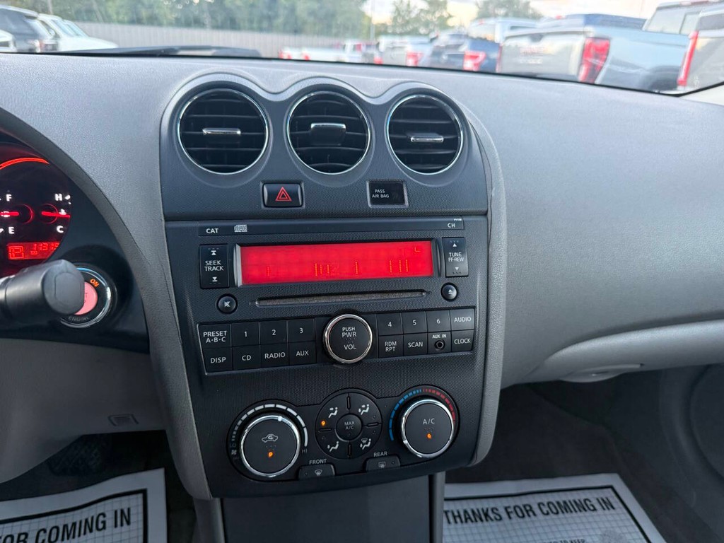 Nissan Altima Vehicle Full-screen Gallery Image 22