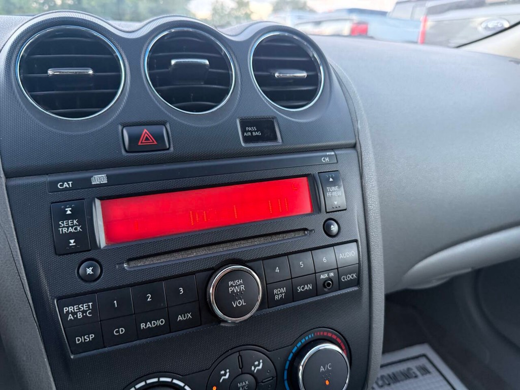 Nissan Altima Vehicle Full-screen Gallery Image 24