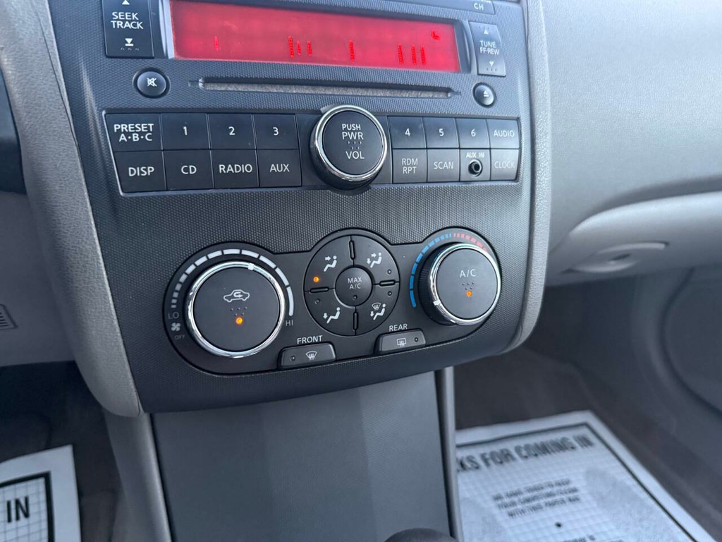 Nissan Altima Vehicle Full-screen Gallery Image 25