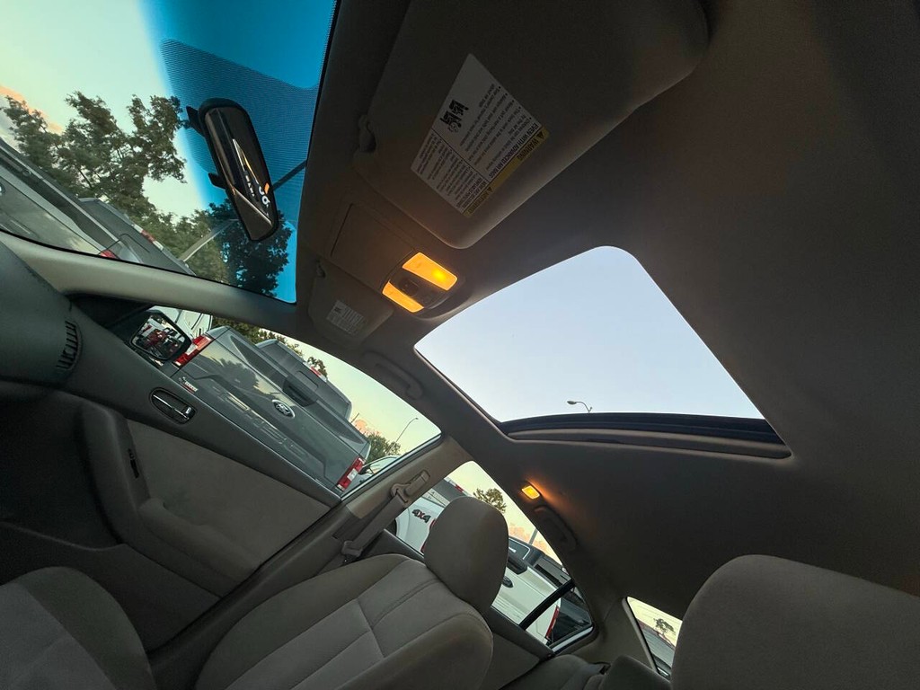 Nissan Altima Vehicle Full-screen Gallery Image 28