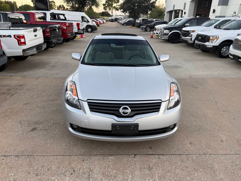 Nissan Altima Vehicle Full-screen Gallery Image 33
