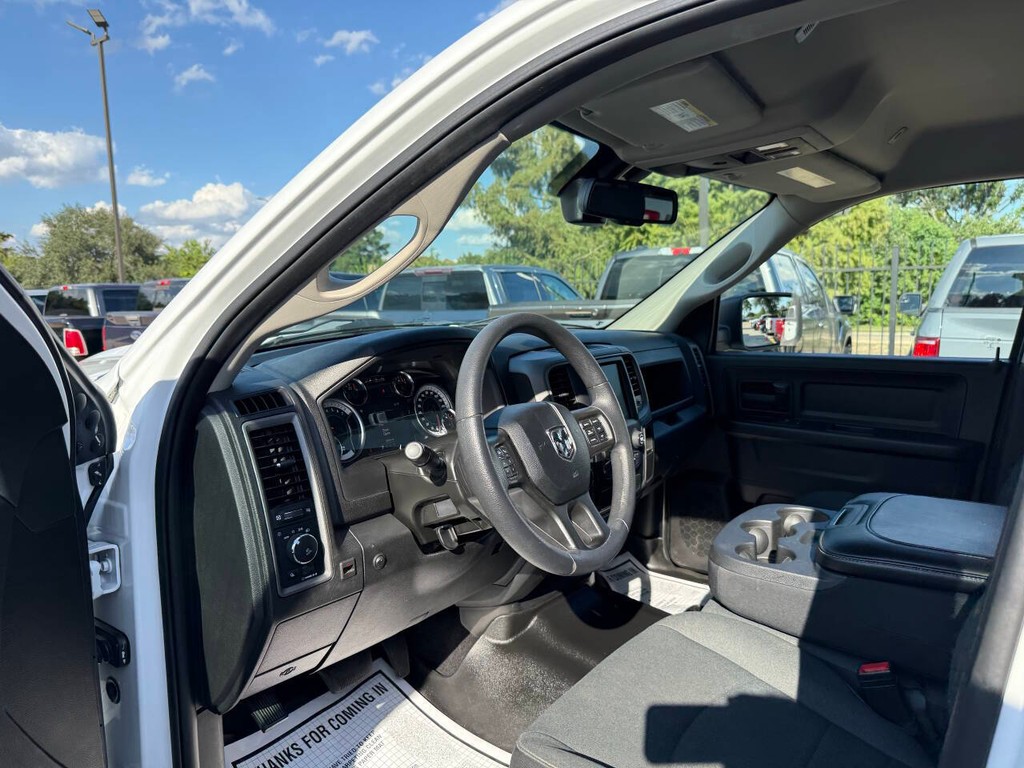 Ram 1500 Classic Vehicle Full-screen Gallery Image 06