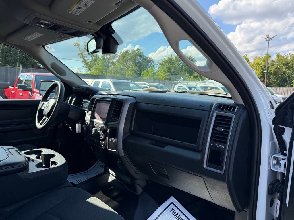 Ram 1500 Classic Vehicle Full-screen Gallery Image 09