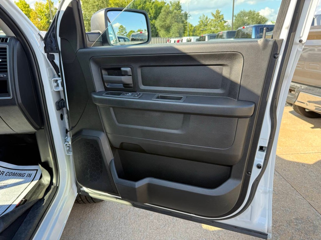 Ram 1500 Classic Vehicle Full-screen Gallery Image 11