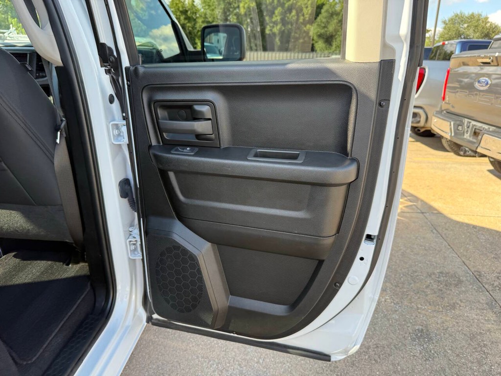 Ram 1500 Classic Vehicle Full-screen Gallery Image 16