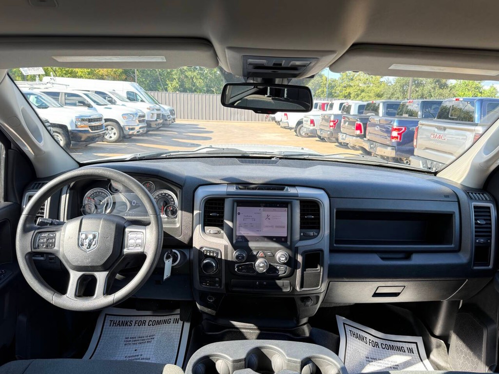 Ram 1500 Classic Vehicle Full-screen Gallery Image 17