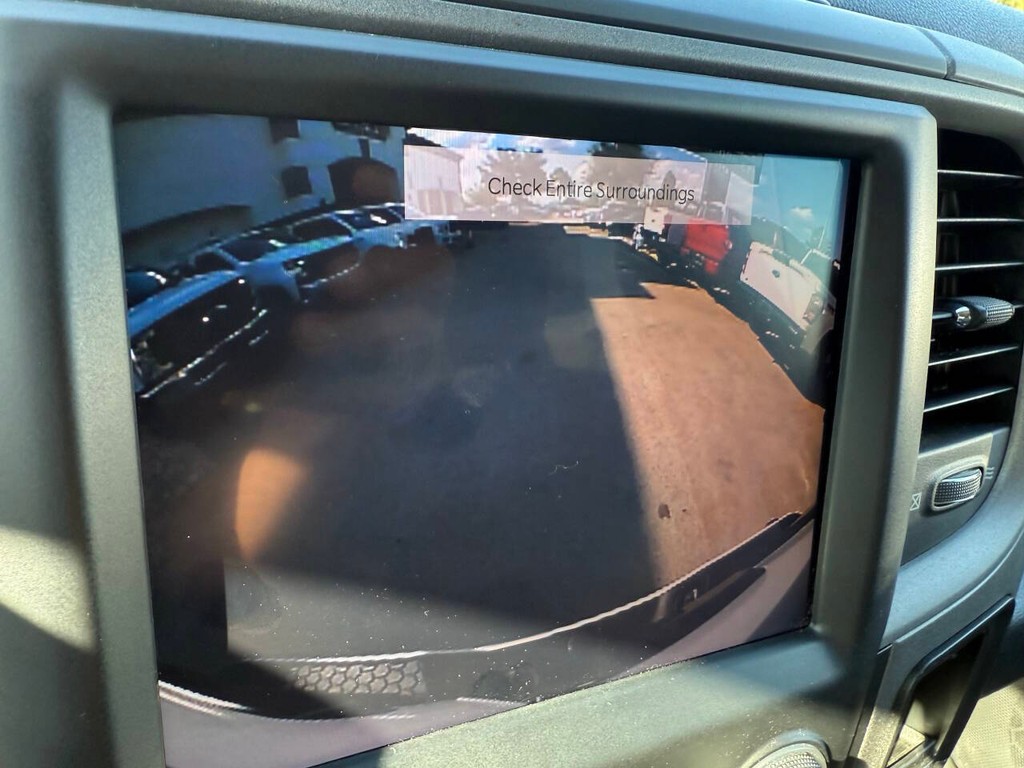 Ram 1500 Classic Vehicle Full-screen Gallery Image 26