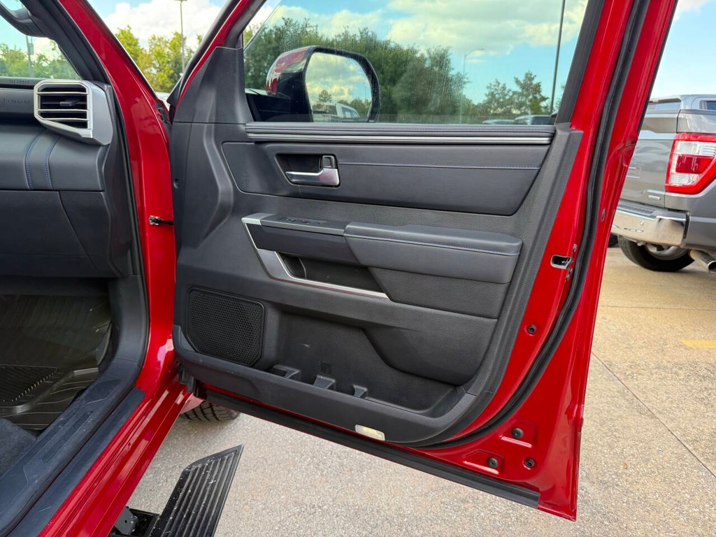 Toyota Tundra Vehicle Full-screen Gallery Image 11