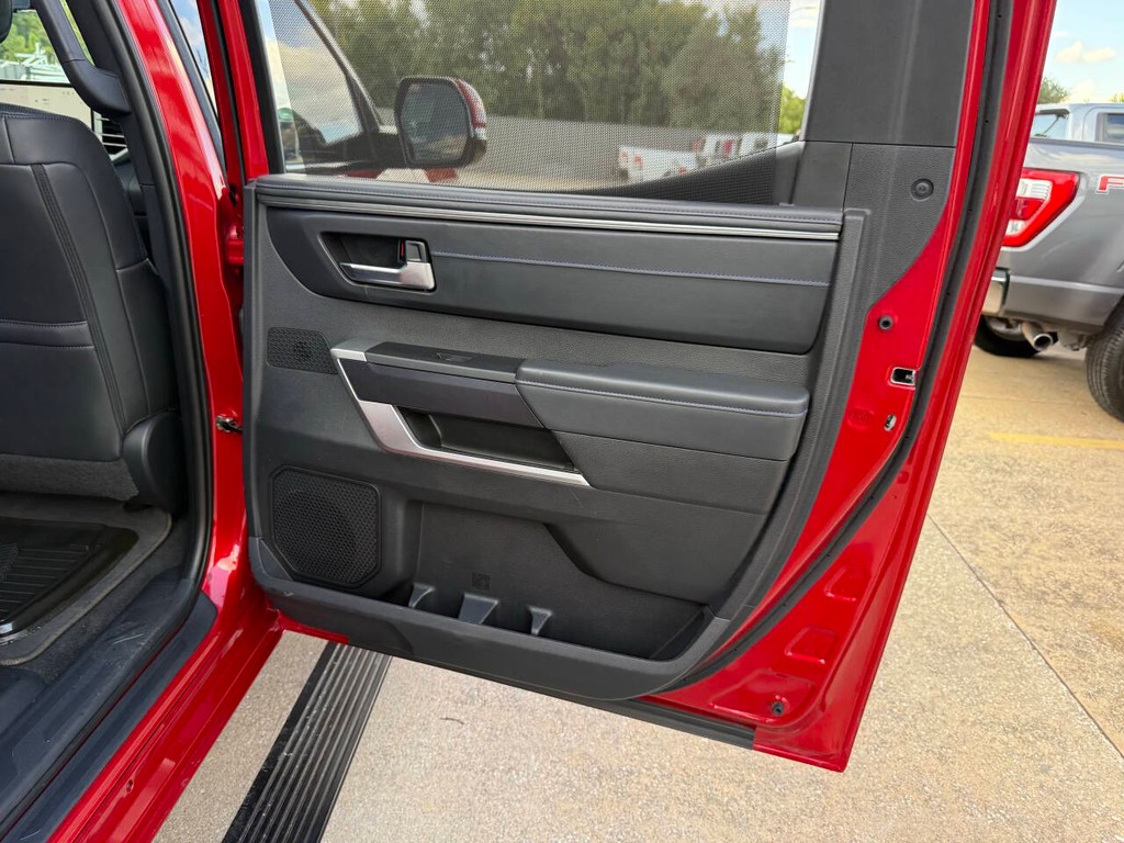 Toyota Tundra Vehicle Full-screen Gallery Image 16