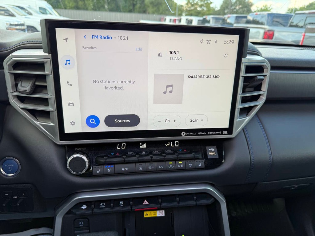 Toyota Tundra Vehicle Full-screen Gallery Image 24