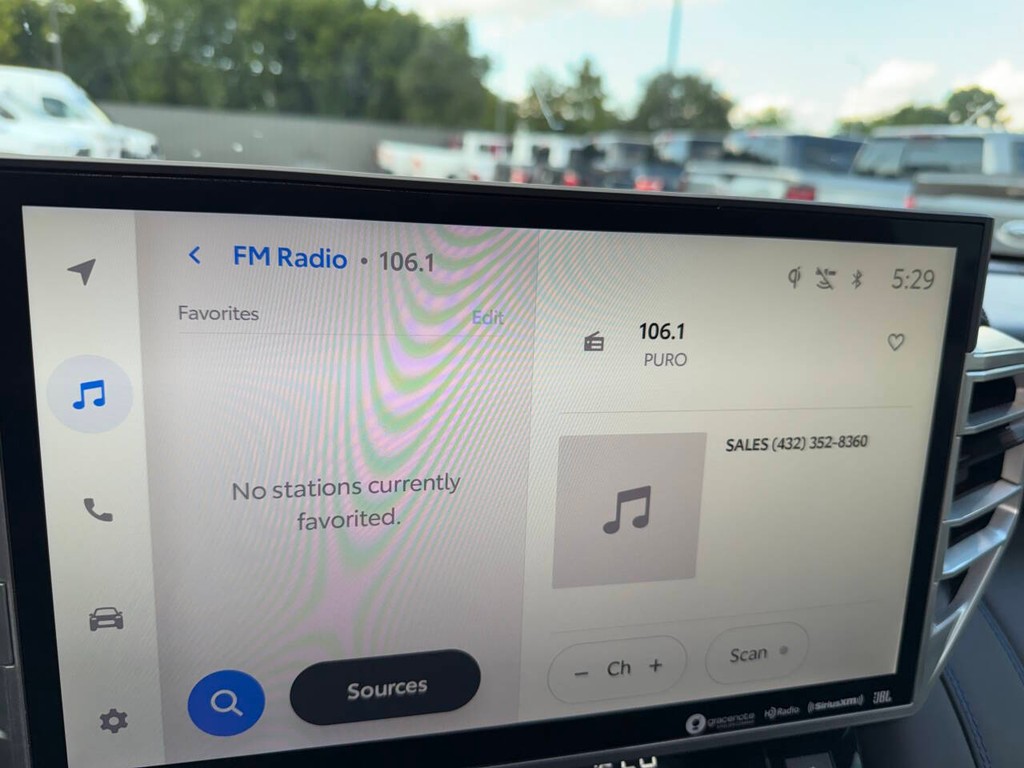 Toyota Tundra Vehicle Full-screen Gallery Image 25