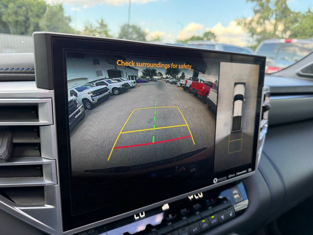 Toyota Tundra Vehicle Full-screen Gallery Image 26