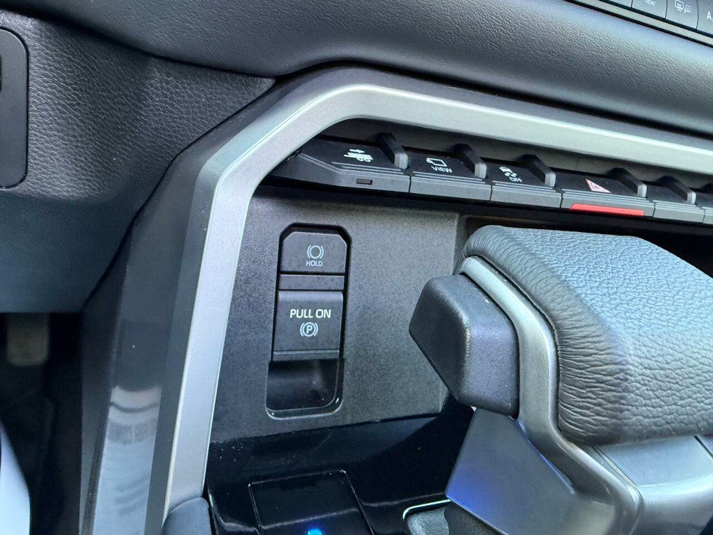 Toyota Tundra Vehicle Full-screen Gallery Image 28