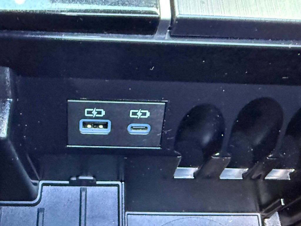 Toyota Tundra Vehicle Full-screen Gallery Image 29