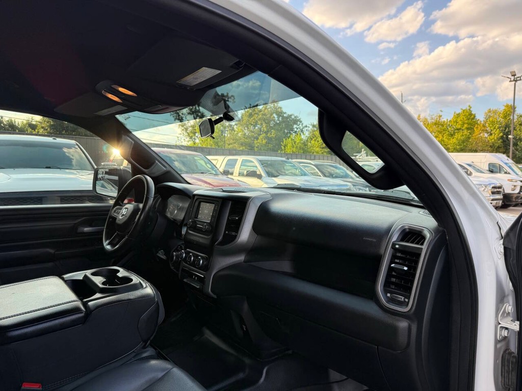 Ram 1500 Vehicle Full-screen Gallery Image 09