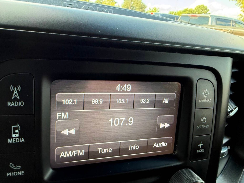 Ram 1500 Vehicle Full-screen Gallery Image 25