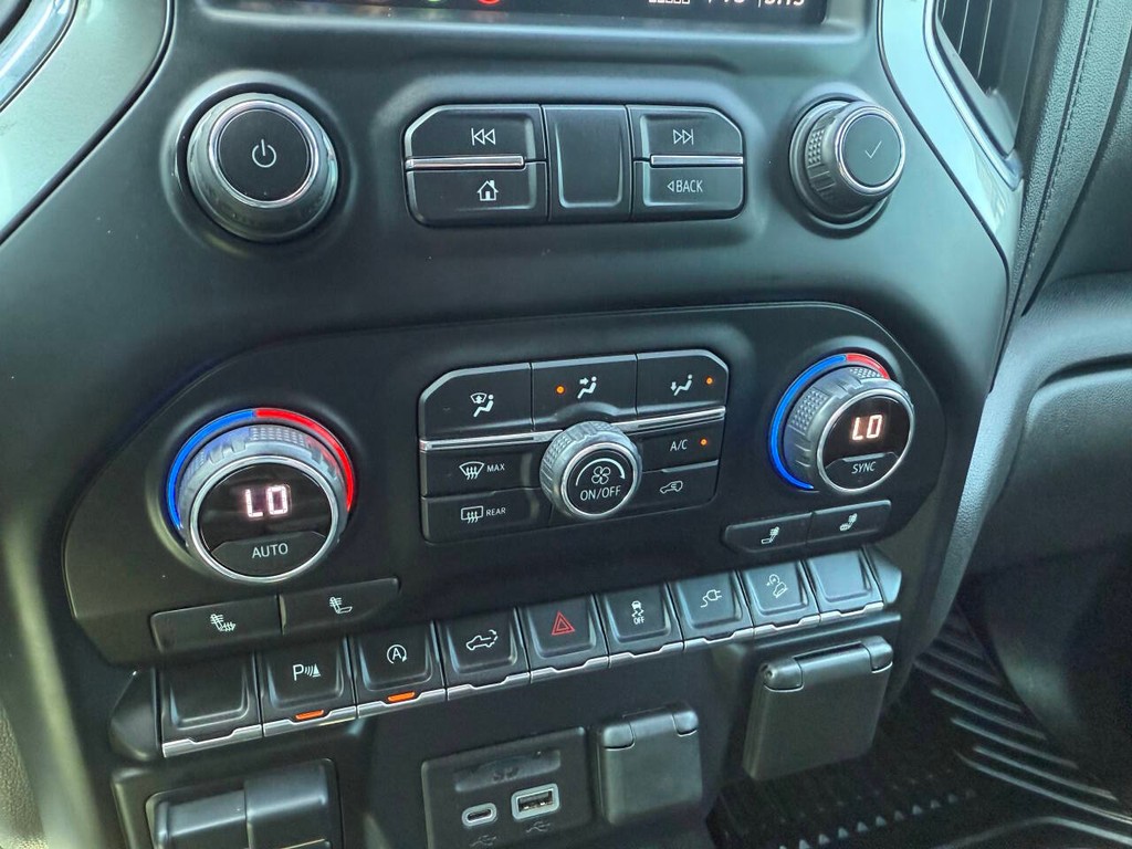 Chevrolet Silverado 1500 Vehicle Full-screen Gallery Image 28