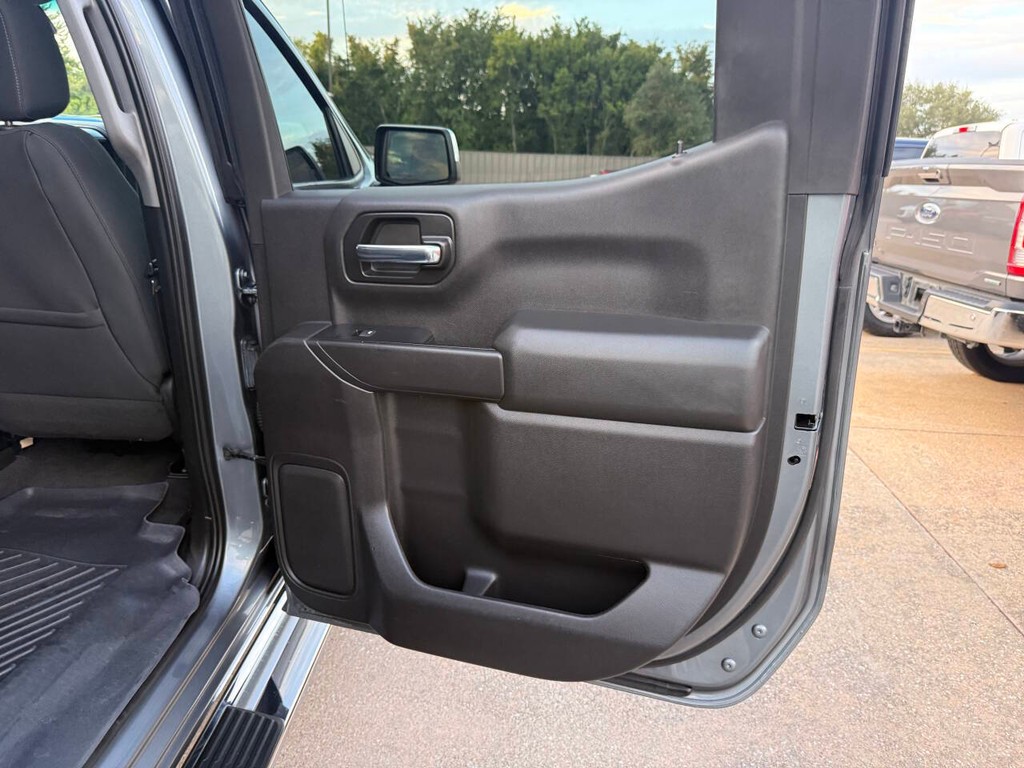 Chevrolet Silverado 1500 Vehicle Full-screen Gallery Image 16