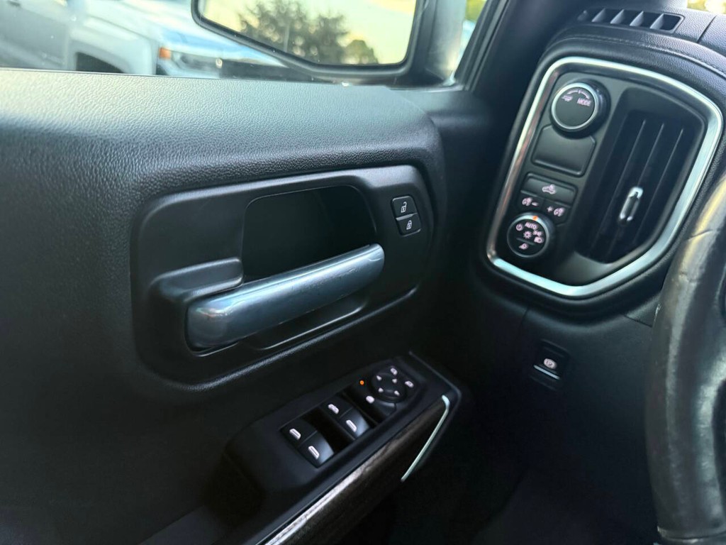 Chevrolet Silverado 1500 Vehicle Full-screen Gallery Image 30