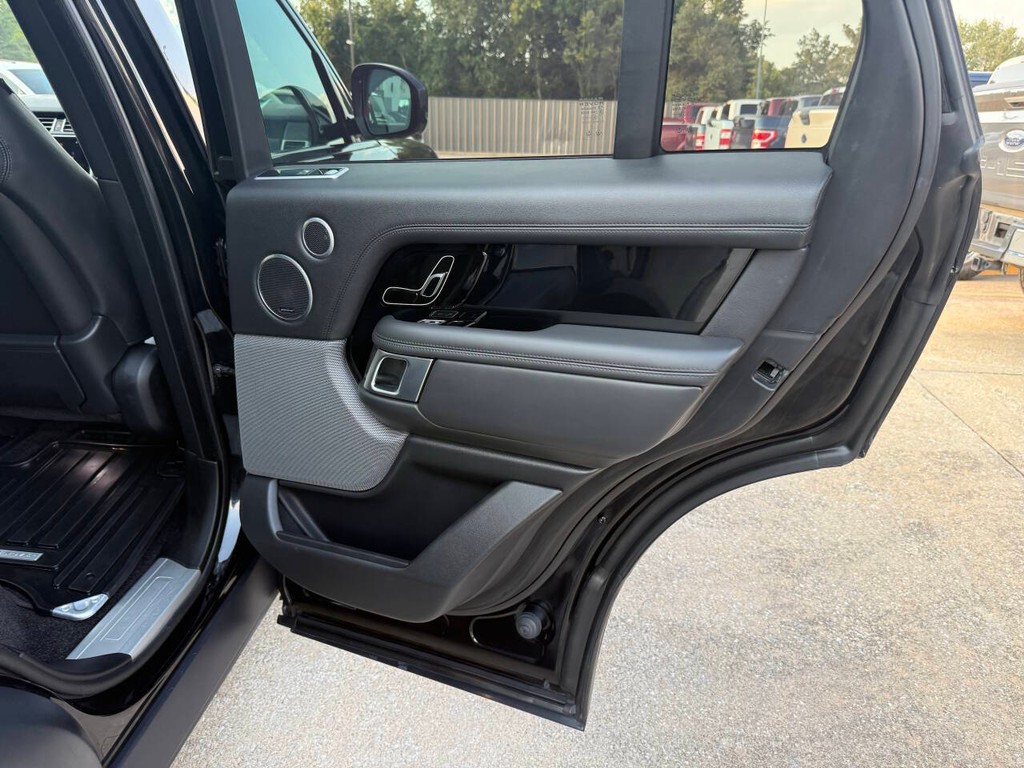 Land Rover Range Rover Vehicle Full-screen Gallery Image 16