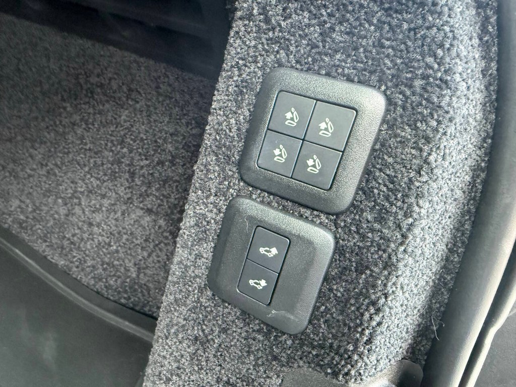 Land Rover Range Rover Vehicle Full-screen Gallery Image 37