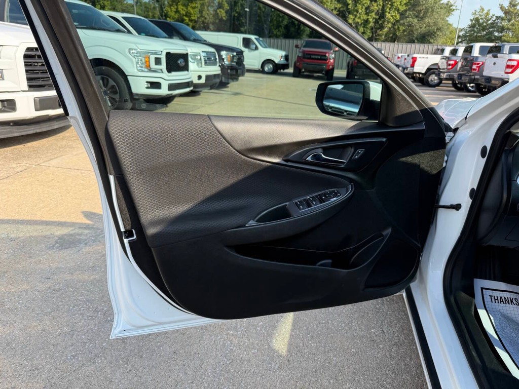 Chevrolet Malibu Vehicle Full-screen Gallery Image 08