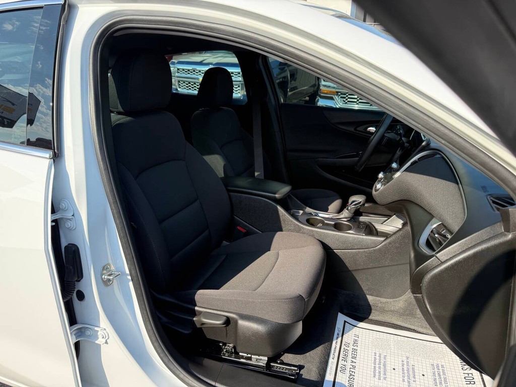 Chevrolet Malibu Vehicle Full-screen Gallery Image 10