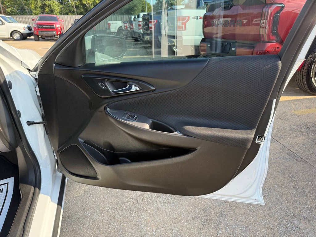 Chevrolet Malibu Vehicle Full-screen Gallery Image 11