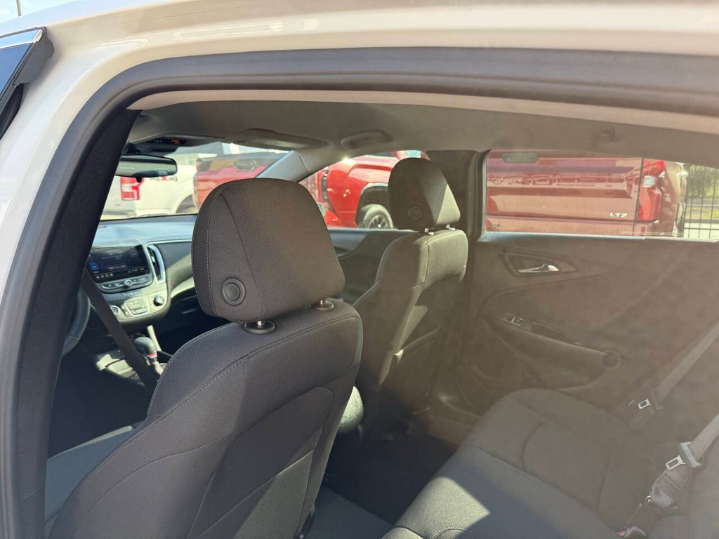 Chevrolet Malibu Vehicle Full-screen Gallery Image 12