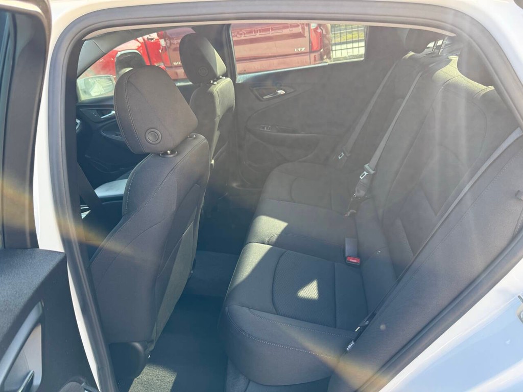 Chevrolet Malibu Vehicle Full-screen Gallery Image 13