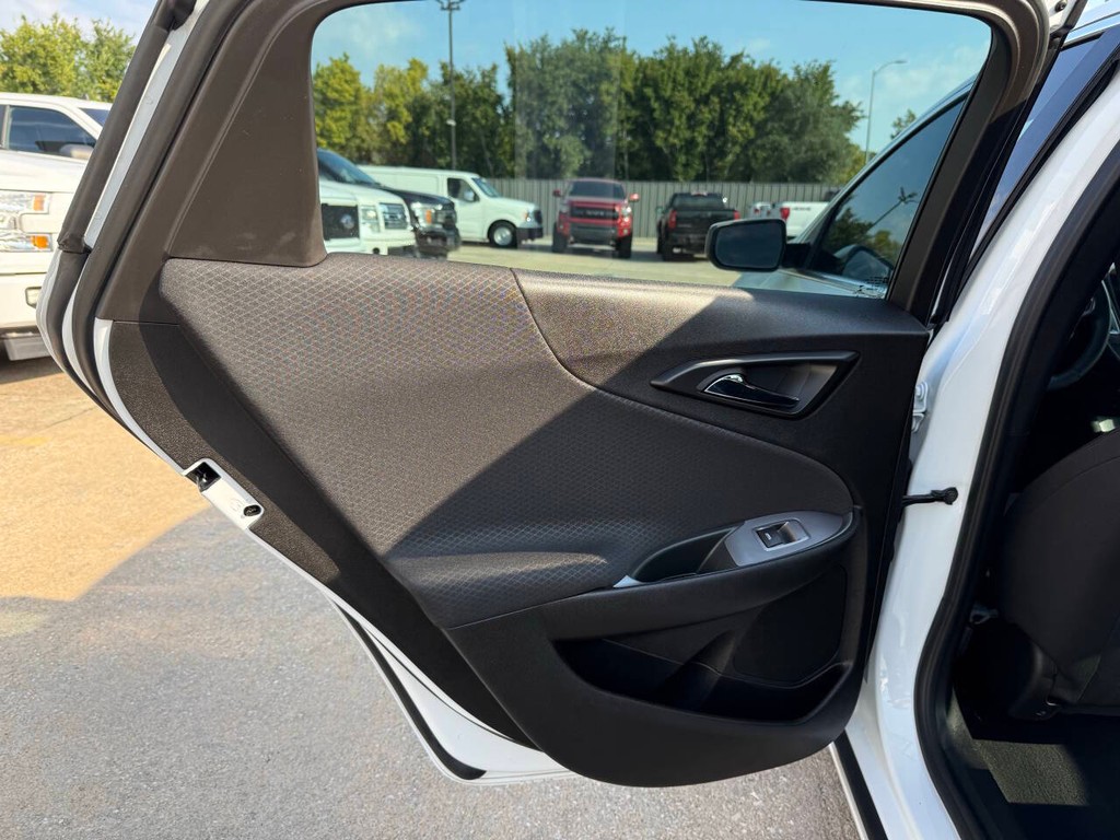 Chevrolet Malibu Vehicle Full-screen Gallery Image 14