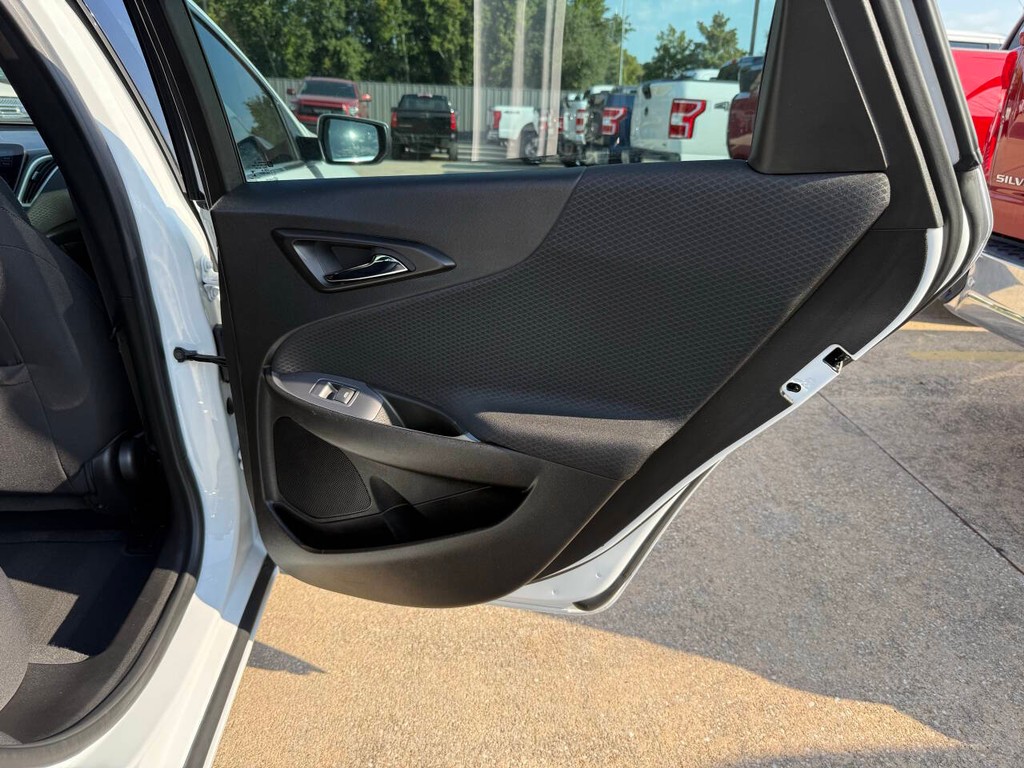 Chevrolet Malibu Vehicle Full-screen Gallery Image 16