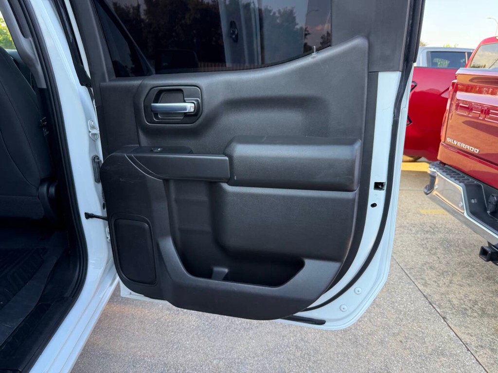 Chevrolet Silverado 1500 Vehicle Full-screen Gallery Image 16